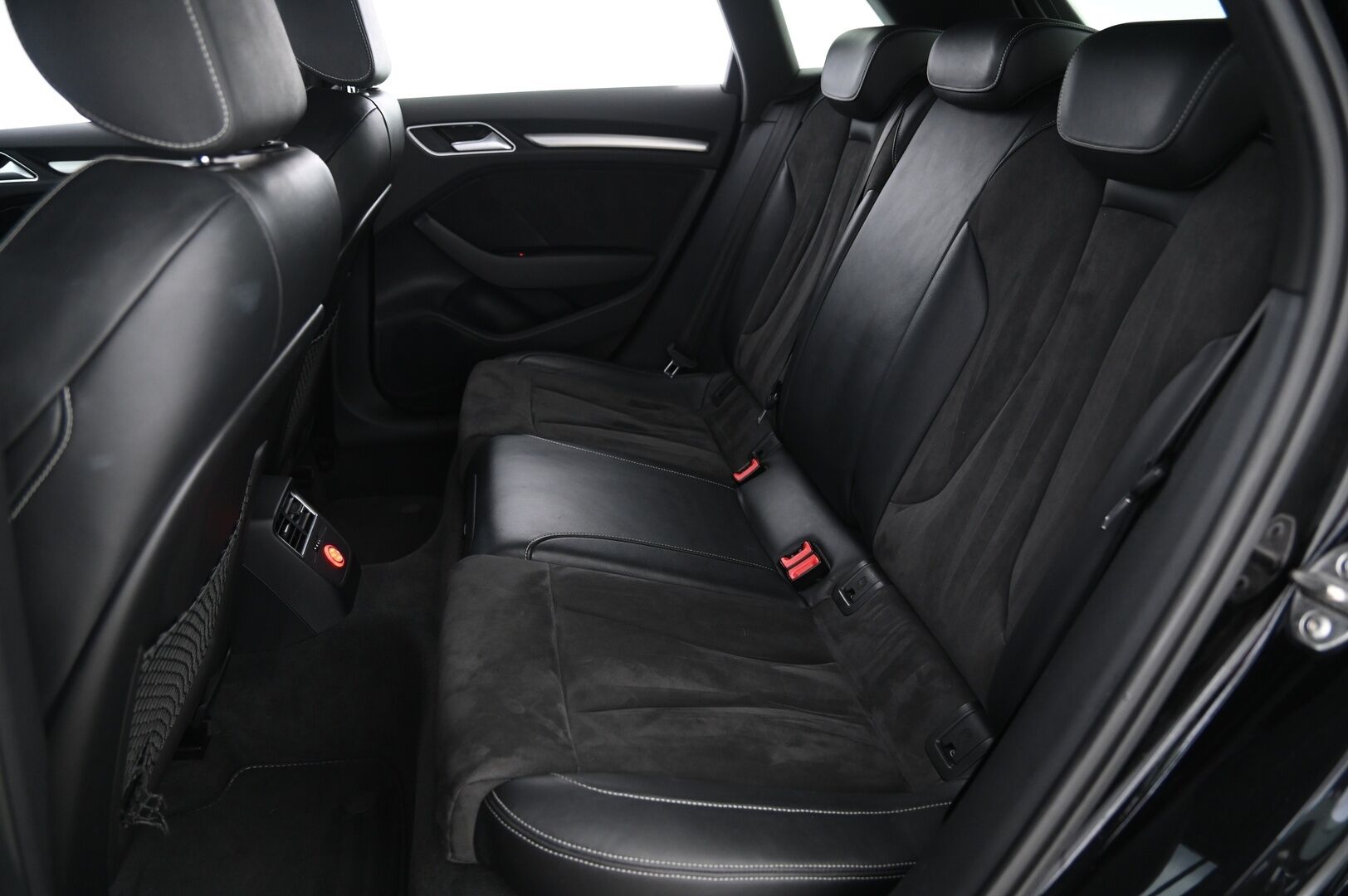 Audi S3 2015 Sportback 2,0 TFSI 221 kW quattro S tronic * Suomi-auto / Lohko / Navi / Vakkari / 2x Alut * - Flatbottom ratti / Sporttipenkit / Nahka-Alcantara