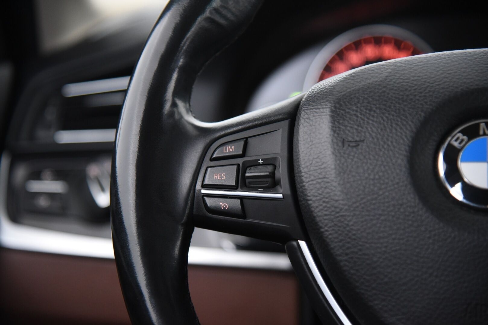 BMW 520 2015 F11 Touring 520d TwinPower Turbo A Limited xDrive Edition Exclusive * Webasto / Vetokoukku / Sport-penkit / Nahat * - 2-om Suomi-auto / LED / Ambiente valaistus - HULLUT AVAJAISHULINAT KORKOTARJOUS 3,29 %