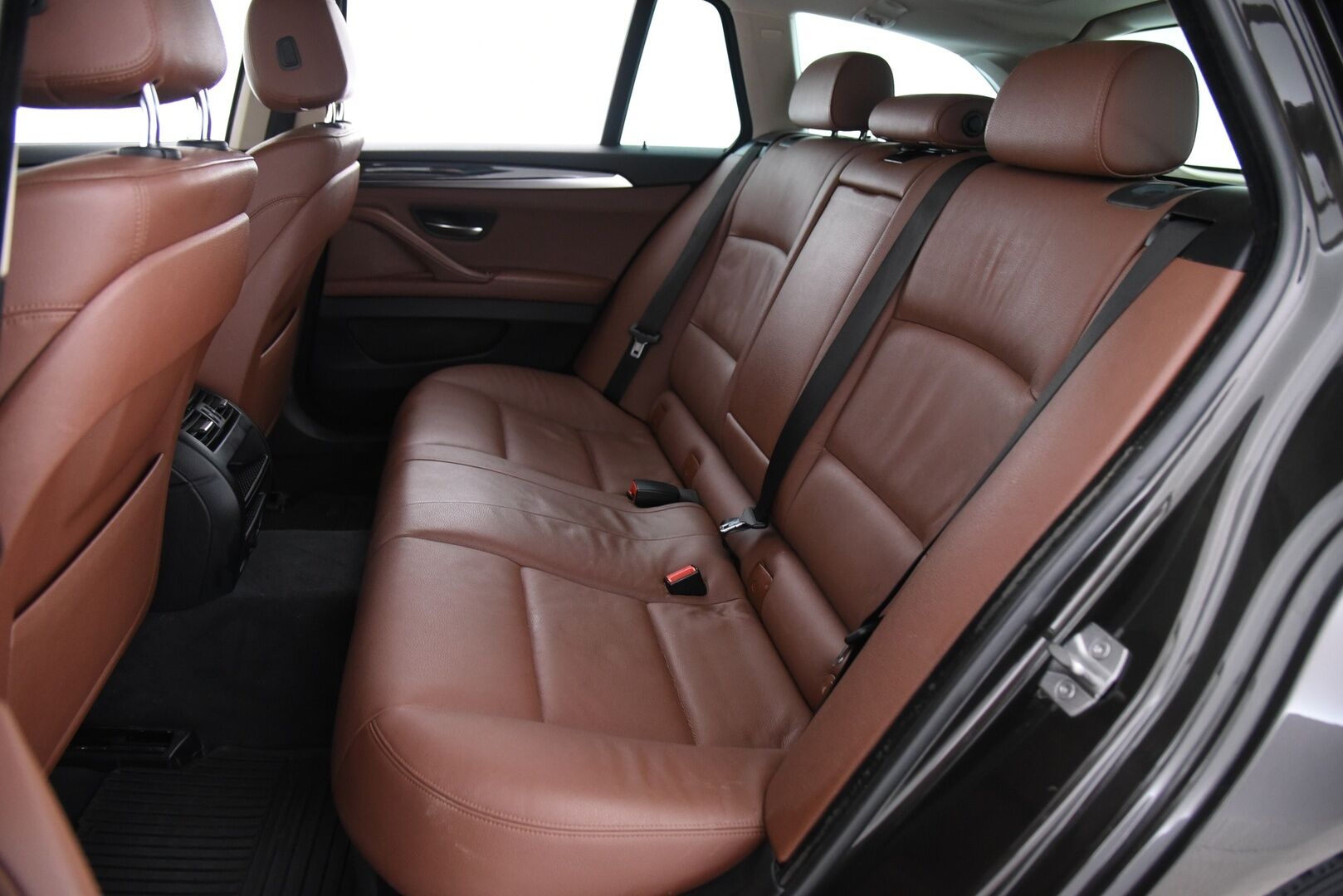 BMW 520 2015 F11 Touring 520d TwinPower Turbo A Limited xDrive Edition Exclusive * Webasto / Vetokoukku / Sport-penkit / Nahat * - 2-om Suomi-auto / LED / Ambiente valaistus - HULLUT AVAJAISHULINAT KORKOTARJOUS 3,29 %