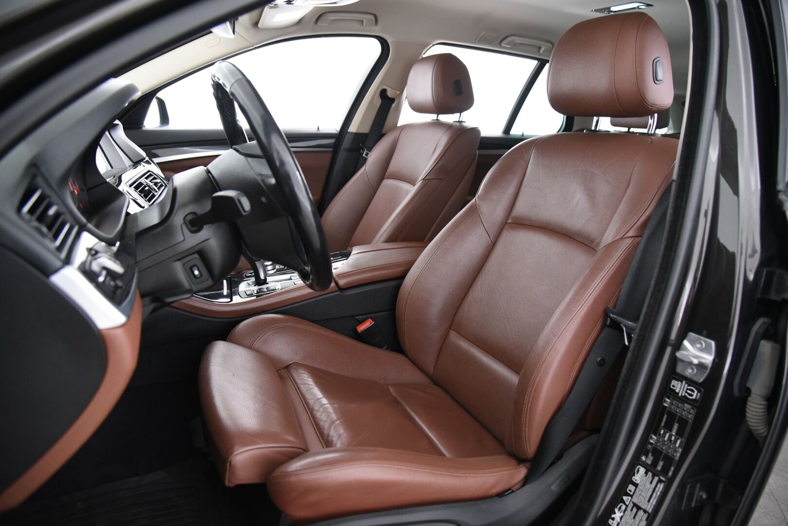 BMW 520 2015 F11 Touring 520d TwinPower Turbo A Limited xDrive Edition Exclusive * Webasto / Vetokoukku / Sport-penkit / Nahat * - 2-om Suomi-auto / LED / Ambiente valaistus - HULLUT AVAJAISHULINAT KORKOTARJOUS 3,29 %