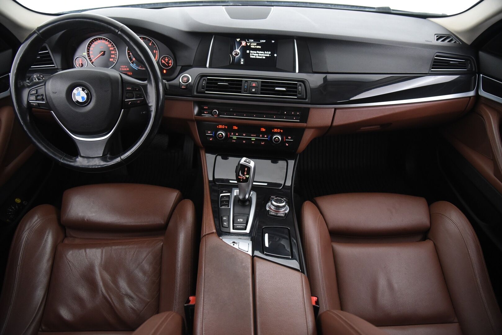 BMW 520 2015 F11 Touring 520d TwinPower Turbo A Limited xDrive Edition Exclusive / Webasto / Vetokoukku / Sport-penkit / Nahat / - 2-om Suomi-auto / LED / Ambiente valaistus / 