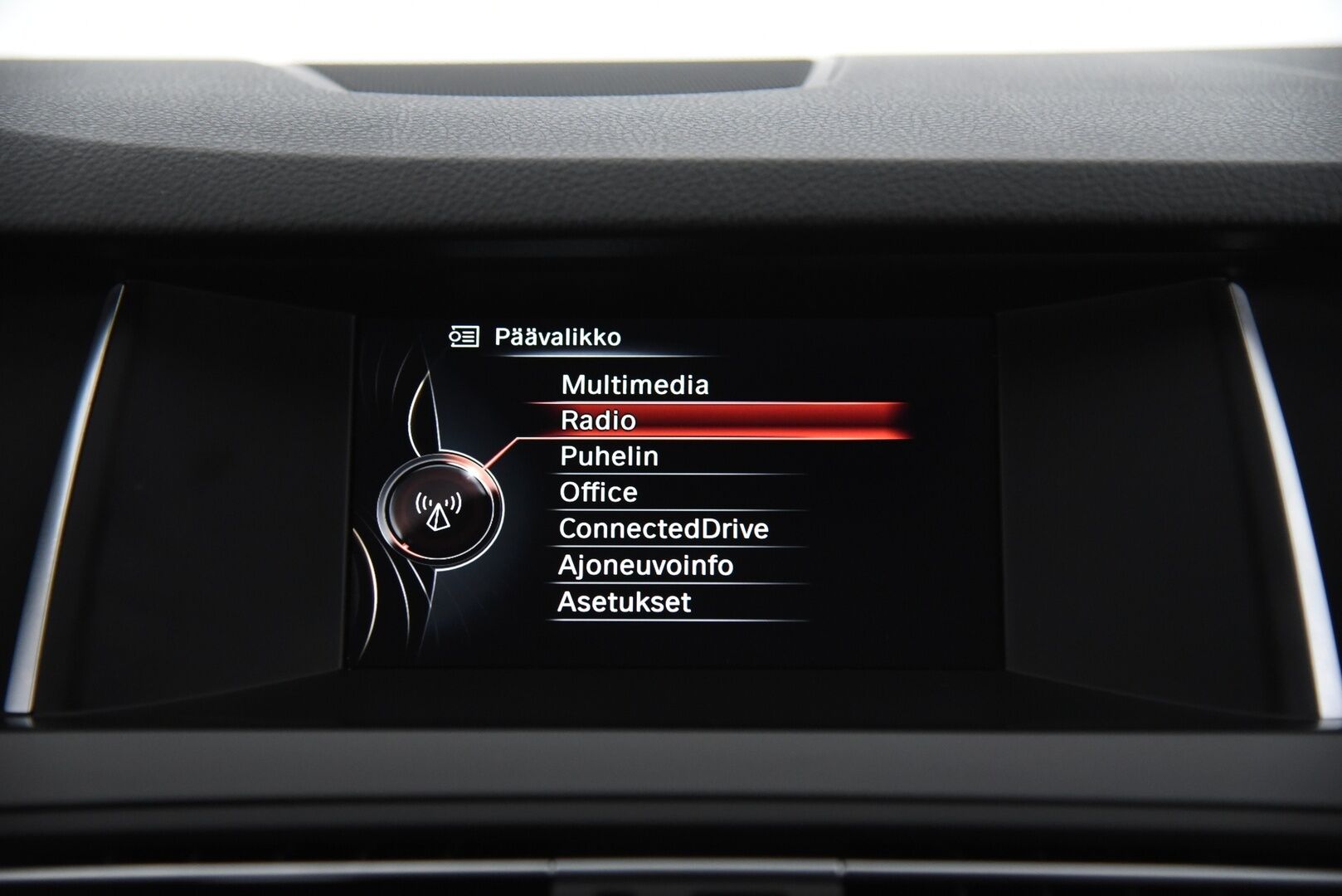 BMW 520 2015 F11 Touring 520d TwinPower Turbo A Limited xDrive Edition Exclusive / Webasto / Vetokoukku / Sport-penkit / Nahat / - 2-om Suomi-auto / LED / Ambiente valaistus / 