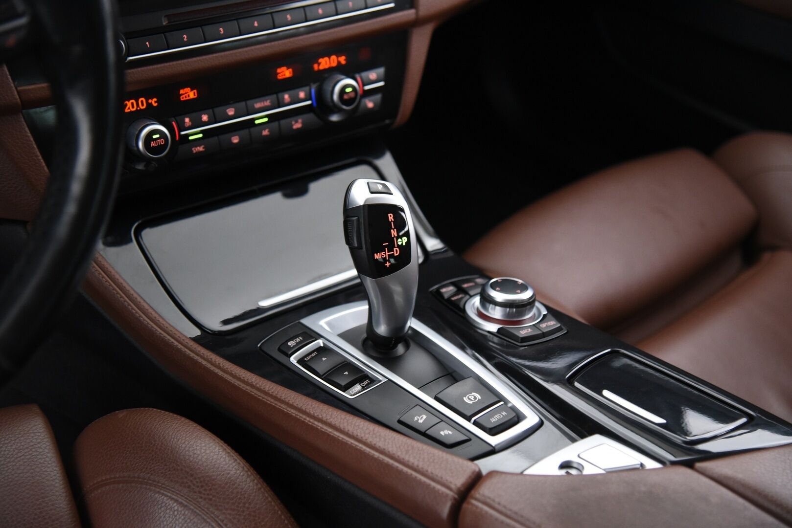 BMW 520 2015 F11 Touring 520d TwinPower Turbo A Limited xDrive Edition Exclusive / Webasto / Vetokoukku / Sport-penkit / Nahat / - 2-om Suomi-auto / LED / Ambiente valaistus / 