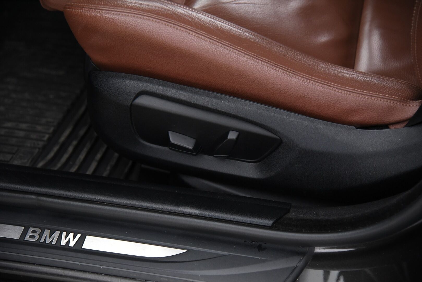 BMW 520 2015 F11 Touring 520d TwinPower Turbo A Limited xDrive Edition Exclusive / Webasto / Vetokoukku / Sport-penkit / Nahat / - 2-om Suomi-auto / LED / Ambiente valaistus / 