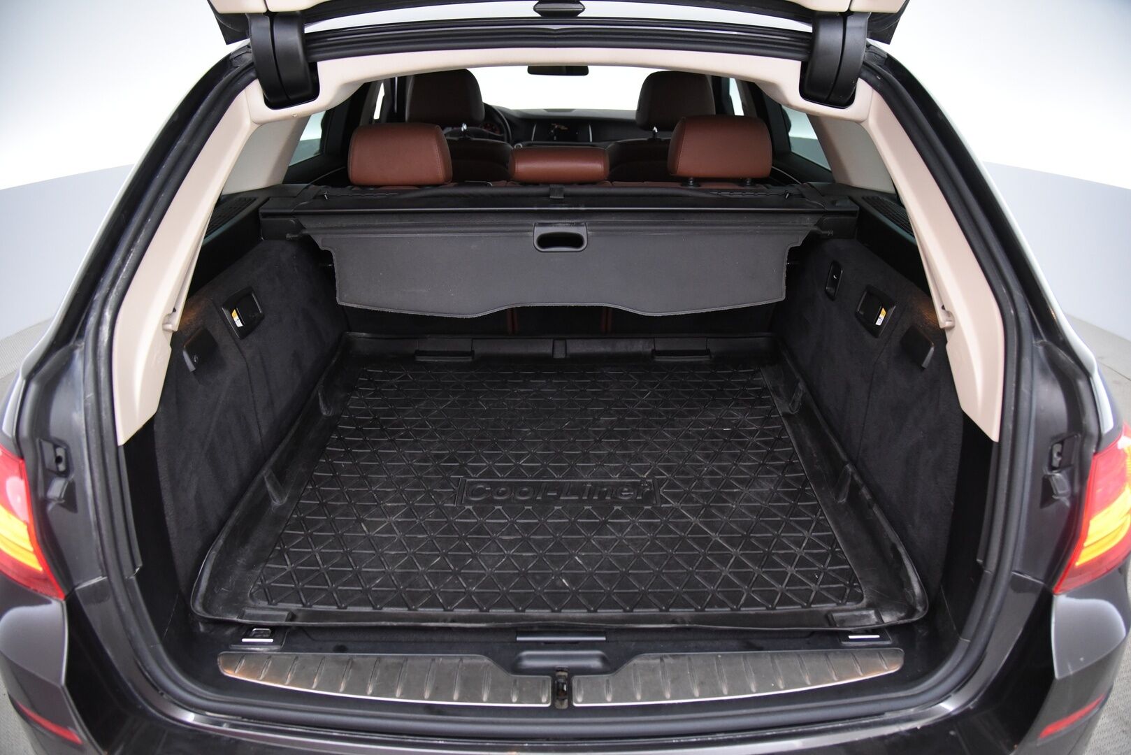 BMW 520 2015 F11 Touring 520d TwinPower Turbo A Limited xDrive Edition Exclusive * Webasto / Vetokoukku / Sport-penkit / Nahat * - 2-om Suomi-auto / LED / Ambiente valaistus - HULLUT AVAJAISHULINAT KORKOTARJOUS 3,29 %