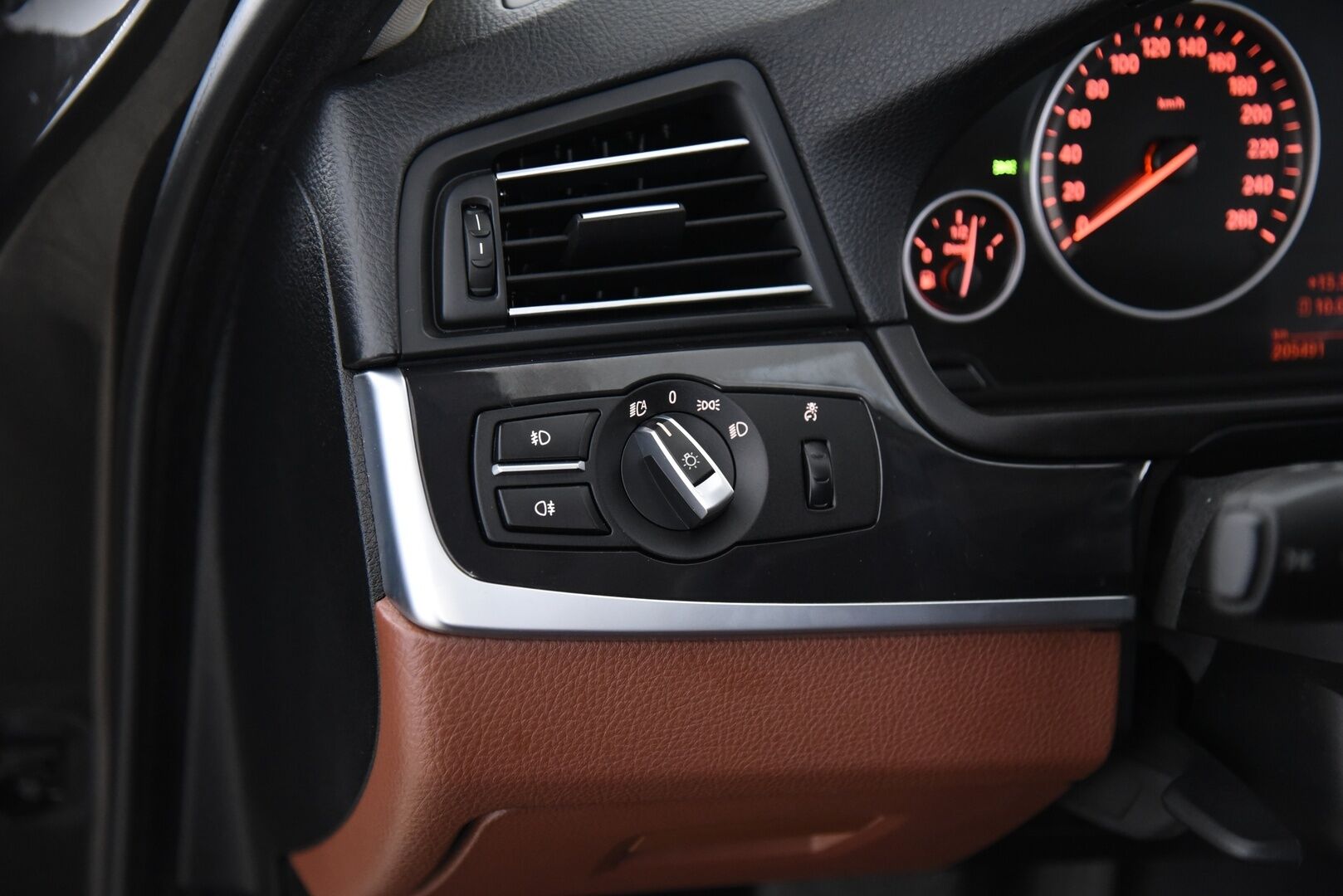 BMW 520 2015 F11 Touring 520d TwinPower Turbo A Limited xDrive Edition Exclusive * Webasto / Vetokoukku / Sport-penkit / Nahat * - 2-om Suomi-auto / LED / Ambiente valaistus - HULLUT AVAJAISHULINAT KORKOTARJOUS 3,29 %