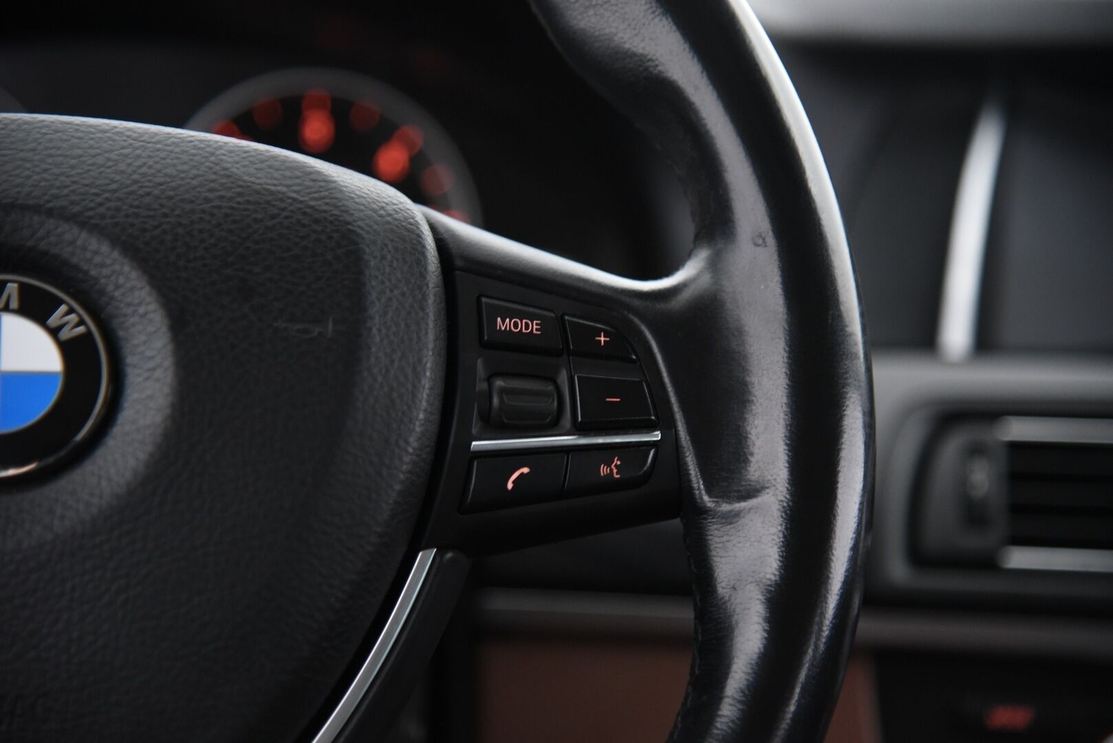 BMW 520 2015 F11 Touring 520d TwinPower Turbo A Limited xDrive Edition Exclusive * Webasto / Vetokoukku / Sport-penkit / Nahat * - 2-om Suomi-auto / LED / Ambiente valaistus - HULLUT AVAJAISHULINAT KORKOTARJOUS 3,29 %