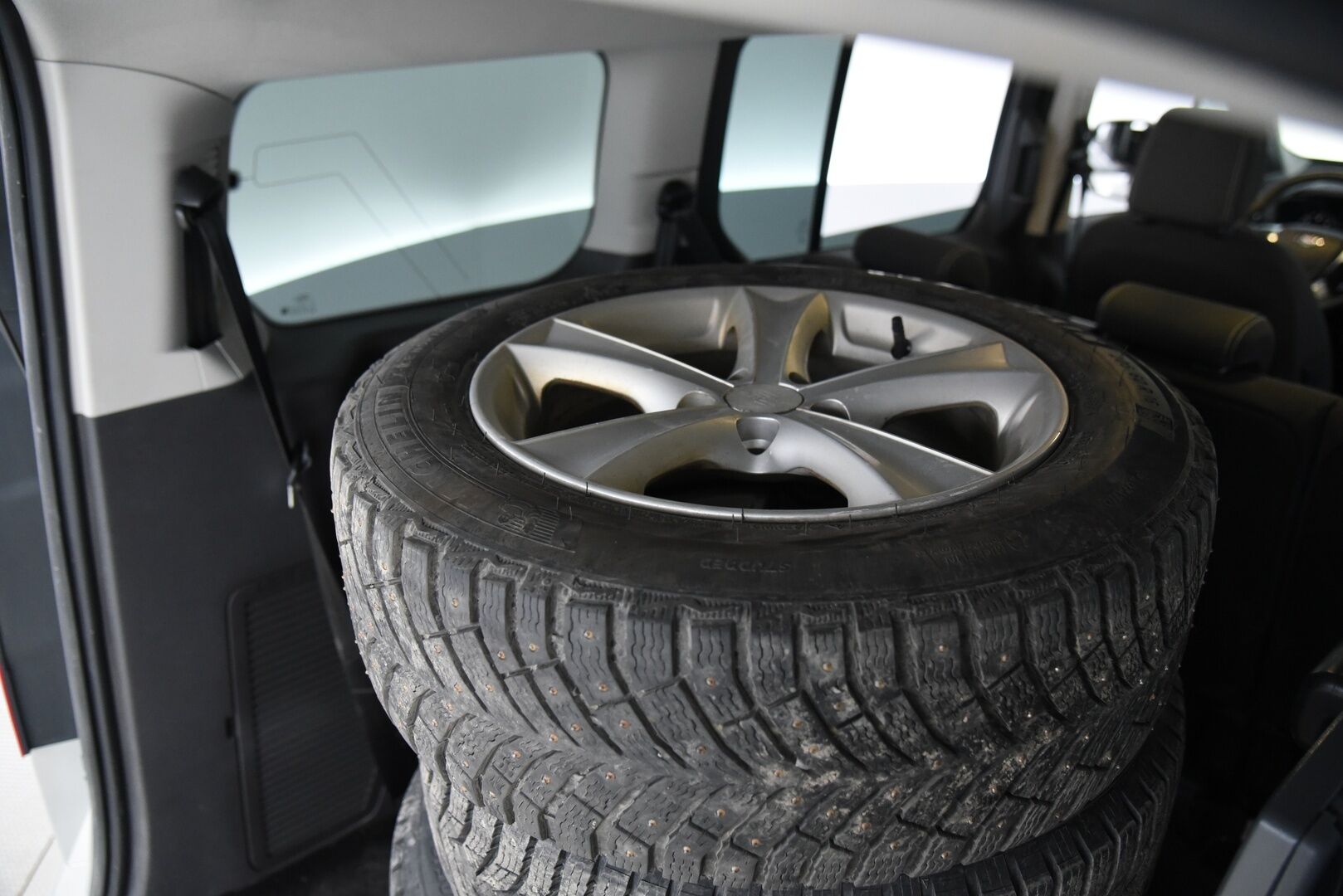 Ford Grand Tourneo Connect 2016 1,5 TDCi 120 hv PowerShift A6 Titanium / Myydään huutokaupat.com:issa! - Invaramppi! / Pegabus taksi / Suomi-auto / Todella siisti metreihin!