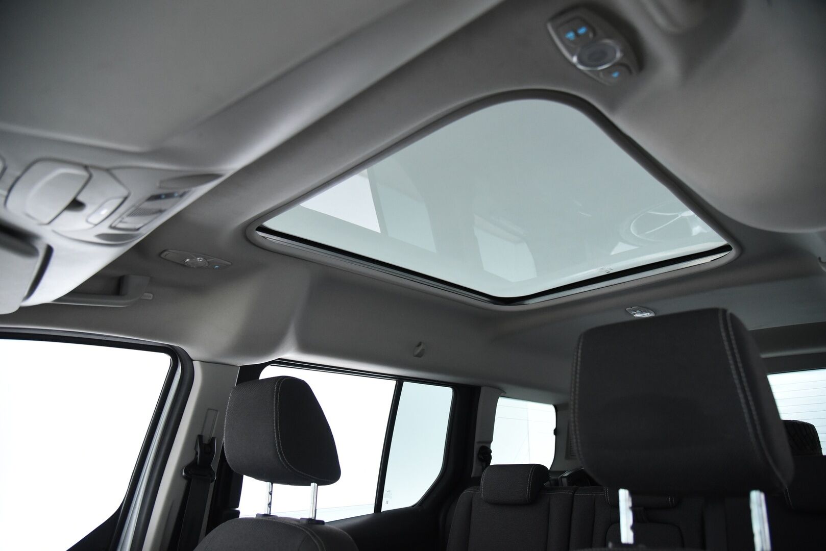 Ford Grand Tourneo Connect 2016 1,5 TDCi 120 hv PowerShift A6 Titanium / Myydään huutokaupat.com:issa! - Invaramppi! / Pegabus taksi / Suomi-auto / Todella siisti metreihin!