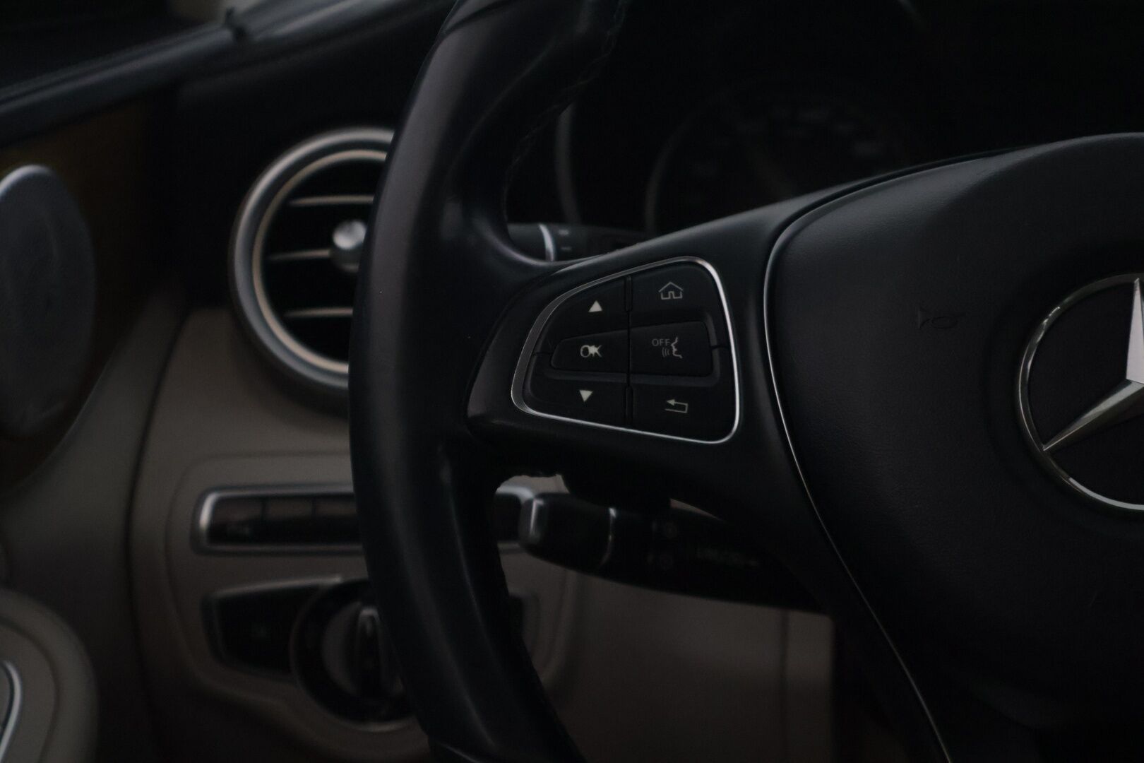 Mercedes-Benz C 2015 250 BlueTec 4Matic T A Premium Business - | Vaaleat nahat muisteilla | Isompi näyttö | ILS | Burmester | Neliveto | Ilma-alusta | Taittuva koukku | Uudet kesä- ja talvirenkaat