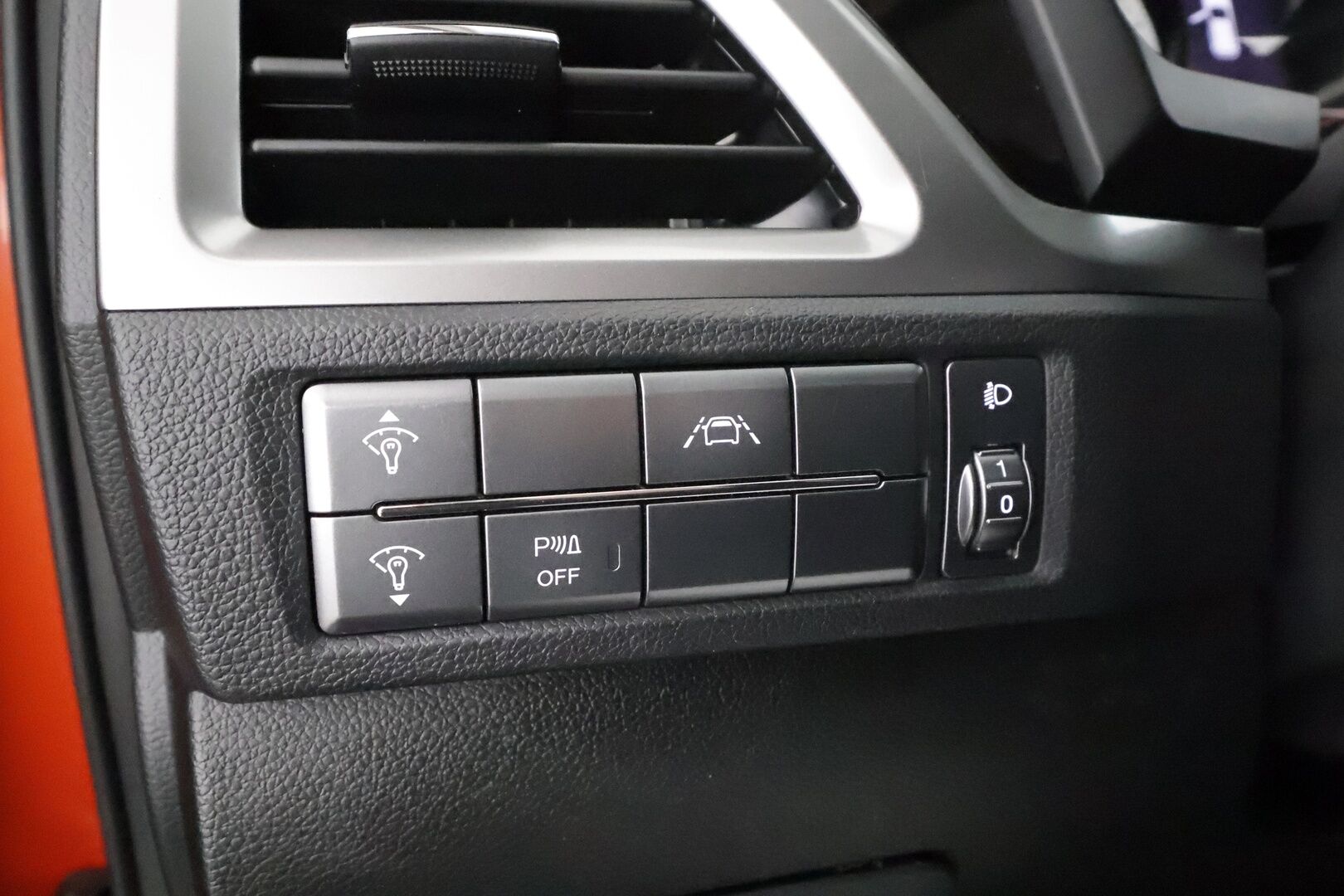 SsangYong Korando 2021 G1,5T 2WD 6AT QUARTZ * Vakkari / P.kamera / Navi / Lohko+Sisä / Koukku / Ratinlämmitin / Kaistavahti * - 1.Om Suomi-auto / Kahdet renkaat aluvanteilla