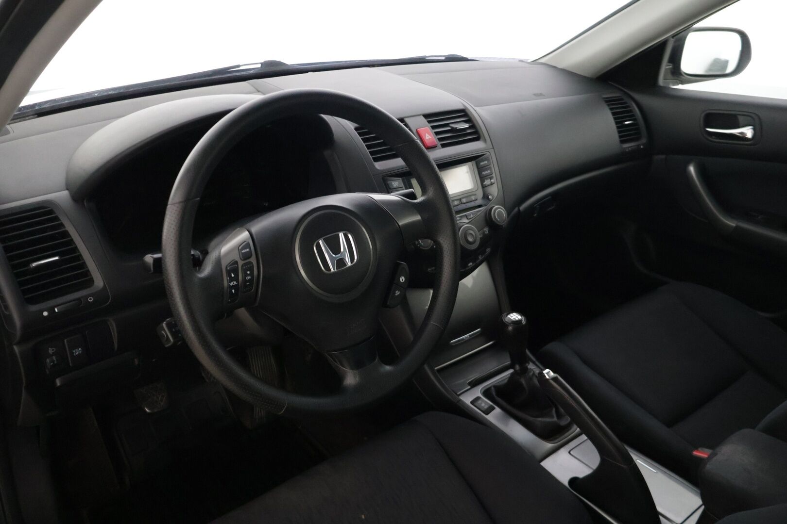 Honda Accord 2006 Tourer 2,0i Comfort - | Myydään huutokaupat.com- sivustolla | Suomi-auto | Vetokoukku | Vakkari | 2x renkaat | Lohkolämmitin | 