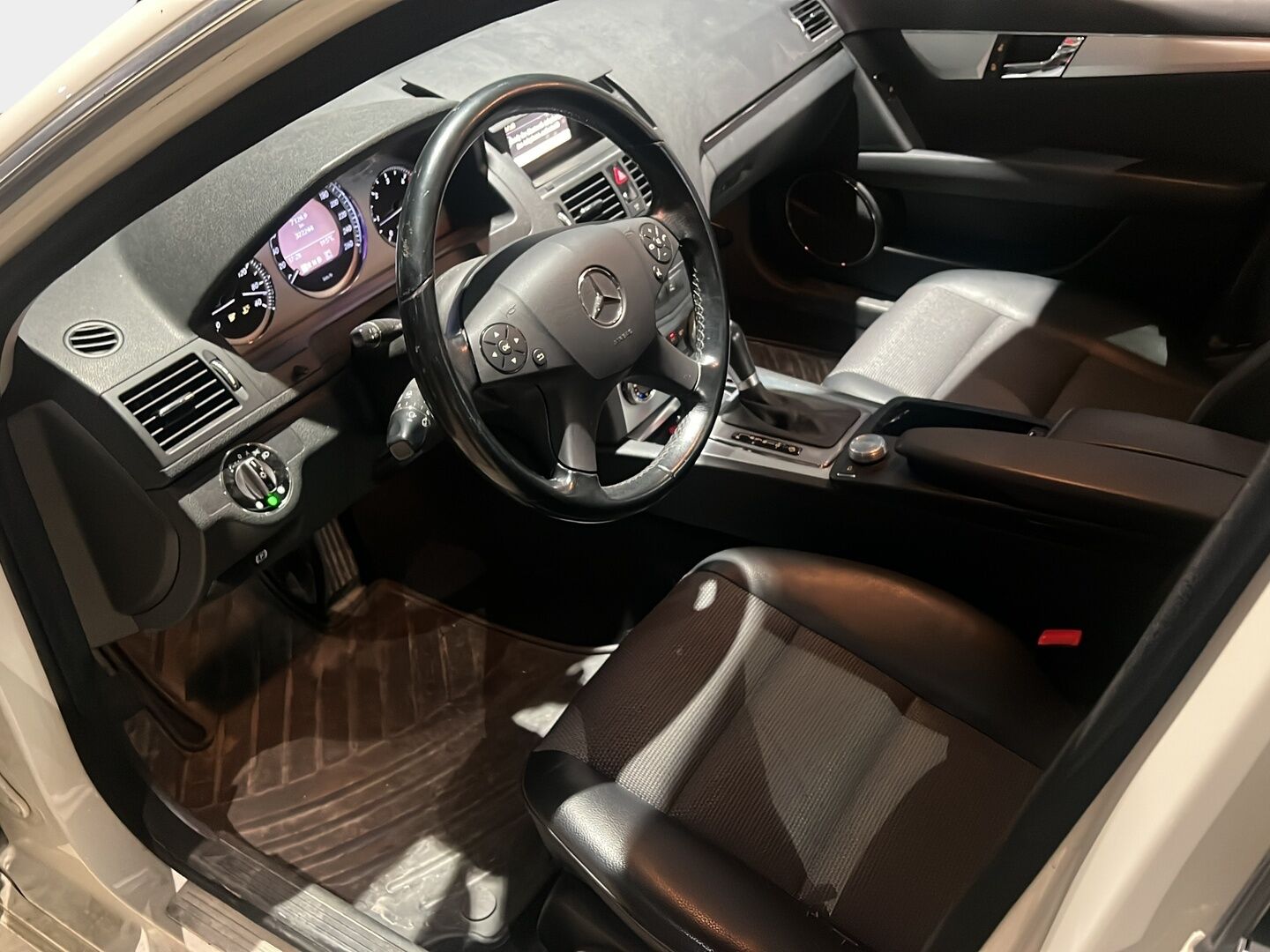 Mercedes-Benz C 2009 200 CDI A Premium Business * Suomiauto / Vakkari / Vetokoukku / Xenon / Puolinahkasisusta / Lohko & Sisäpistoke - 2x Renkaat aluvantein / Siisti ikäisekseen / Juuri tullut Tampereelle!