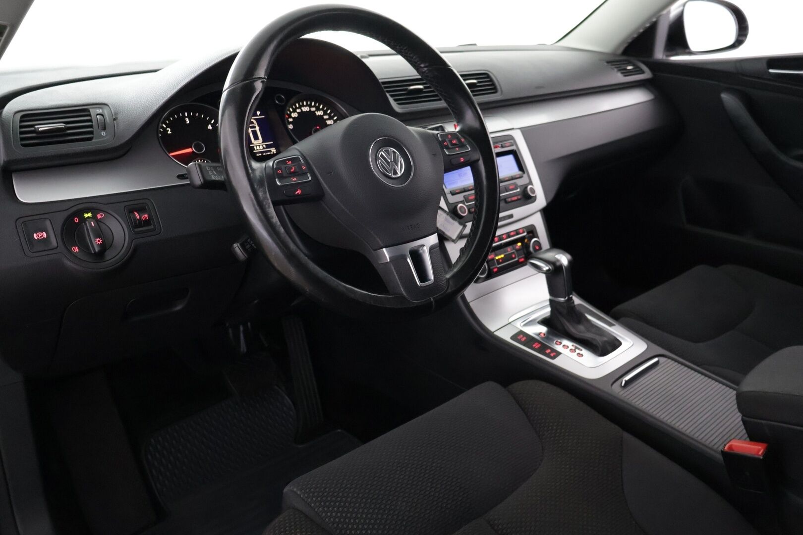 Volkswagen Passat 2010 VOLKSWAGEN PASSATVariant Comfortline 2,0 TDI 103 kW DSG-aut. - | Suomi-auto | Webasto | P-tutkat | Aktiivinen pysäköintiavustin | Kahdet renkaat | - KORKO VAIN 3,99 %