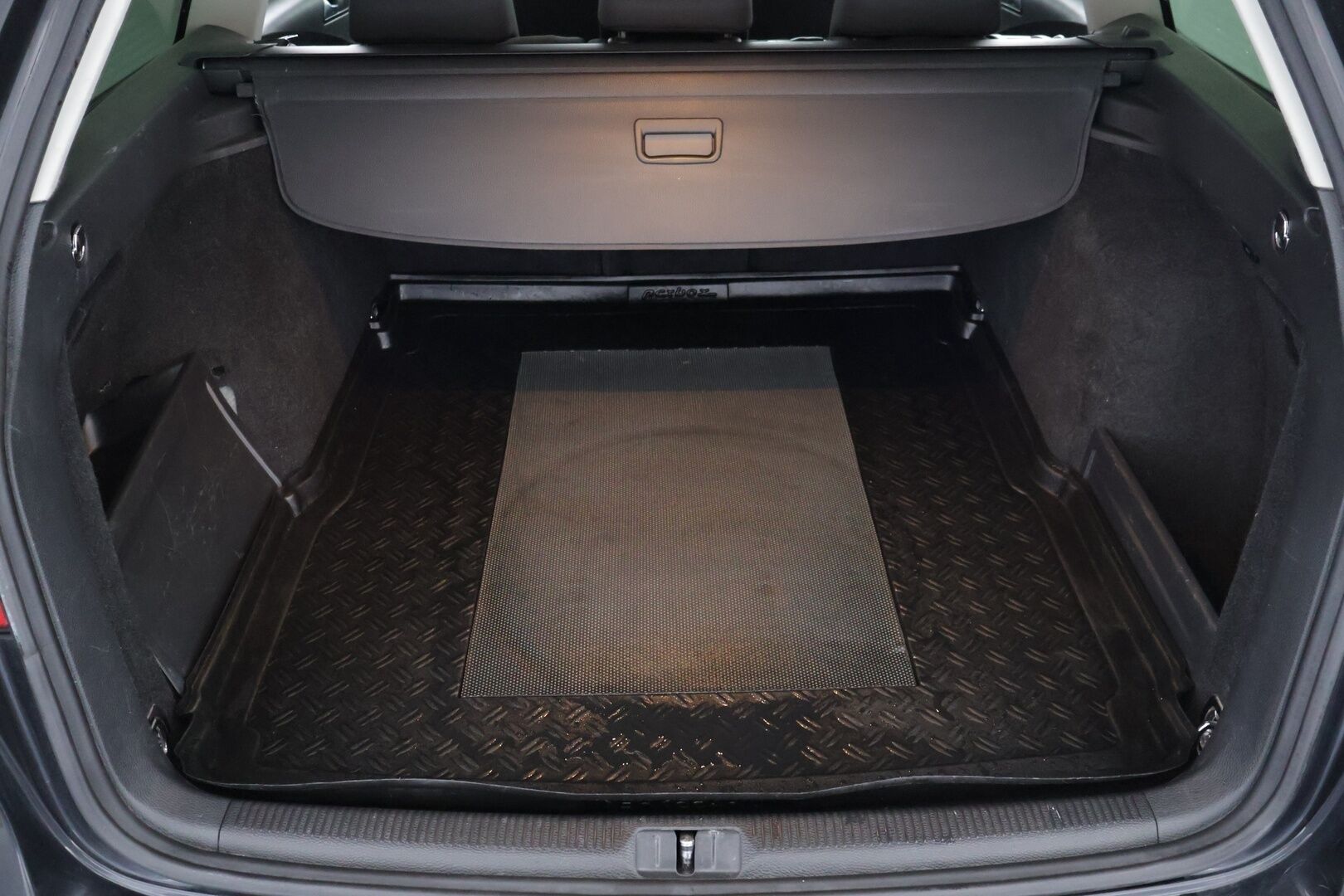 Volkswagen Passat 2010 VOLKSWAGEN PASSATVariant Comfortline 2,0 TDI 103 kW DSG-aut. - | Suomi-auto | Webasto | P-tutkat | Aktiivinen pysäköintiavustin | Kahdet renkaat | - KORKO VAIN 3,99 %