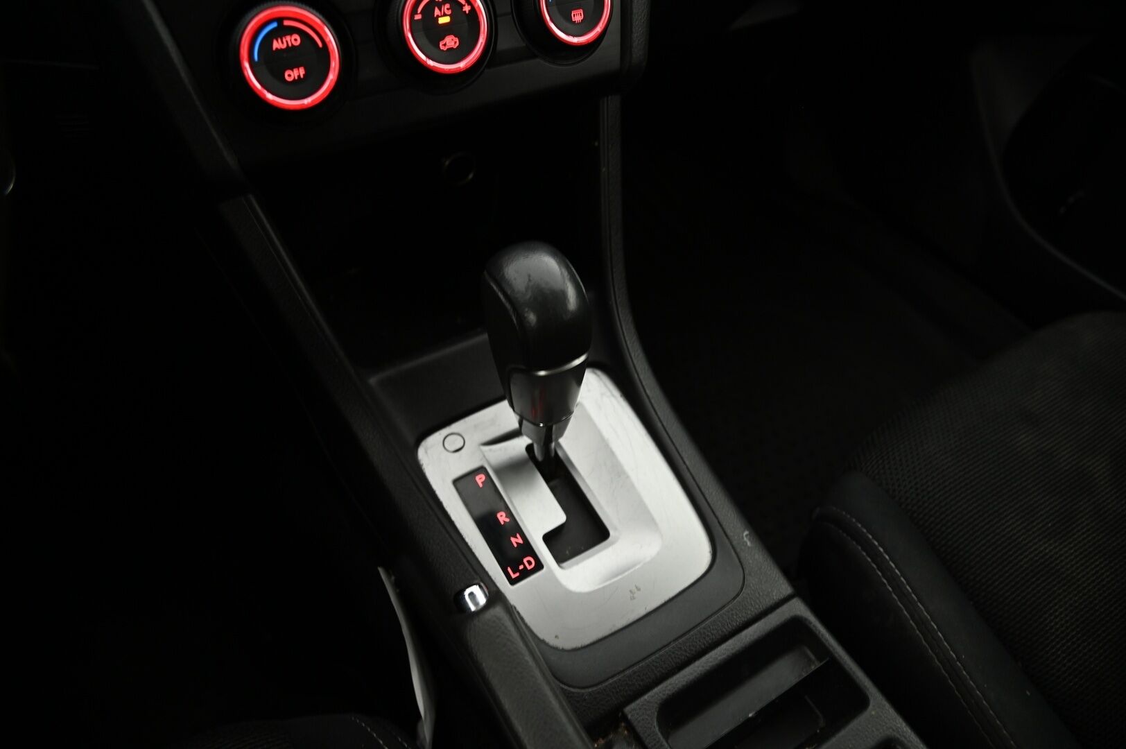 Subaru XV 2013 1,6 S (CF) CVT Myydään huutokaupat.com - *Peruutus kamera / Vetokoukku / Lohkolämmitin / Puolinahat / Vakkari Lisävalo /Erikoisväri*