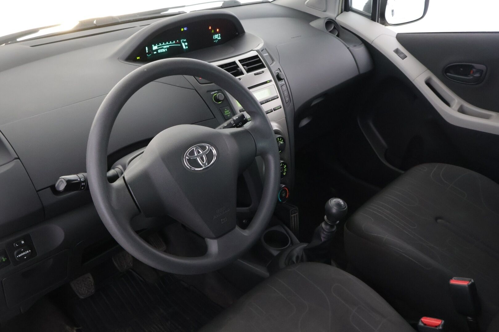 Toyota Yaris 2011 1,33 Dual VVT-i Stop & Start Linea Terra 5ov ** Lohko / Ilmastointi / Kahdet renkaat - ** Vähän ajettu / asiallisesti pidetty **