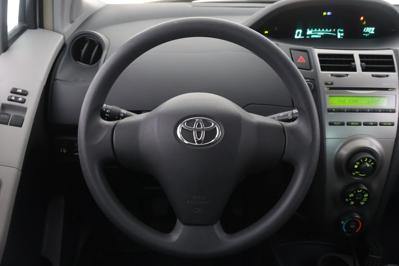 Toyota Yaris 2011 1,33 Dual VVT-i Stop & Start Linea Terra 5ov ** Lohko / Ilmastointi / Kahdet renkaat - ** Vähän ajettu / asiallisesti pidetty **