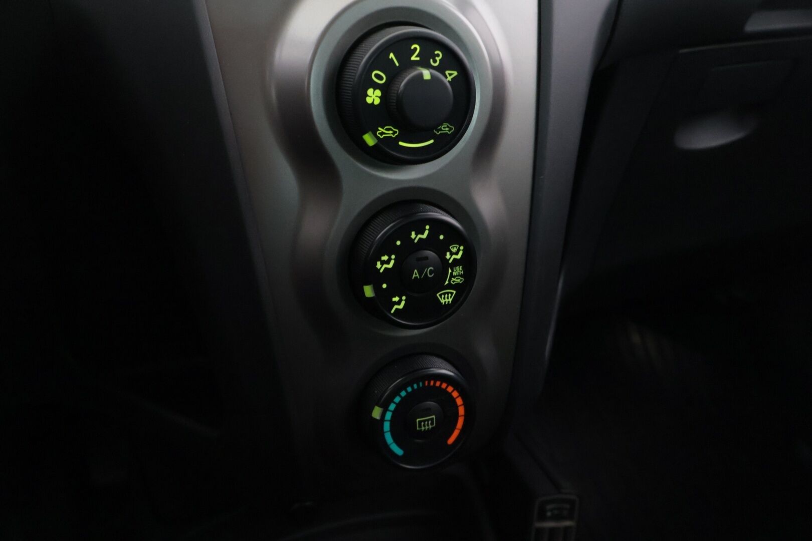 Toyota Yaris 2011 1,33 Dual VVT-i Stop & Start Linea Terra 5ov ** Lohko / Ilmastointi / Kahdet renkaat - ** Vähän ajettu / asiallisesti pidetty ** - HULLUT BLACKWEEK JATKOT - KORKOTARJOUS 2,49%