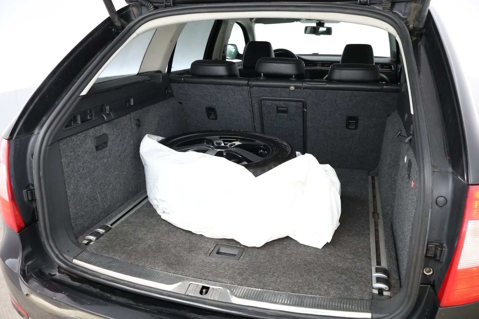 Skoda Superb 2011 Combi 2,0 TDI 140 4x4 Elegance DSG Autom. *MYYDÄÄN HUUTOKAUPAT.COM*