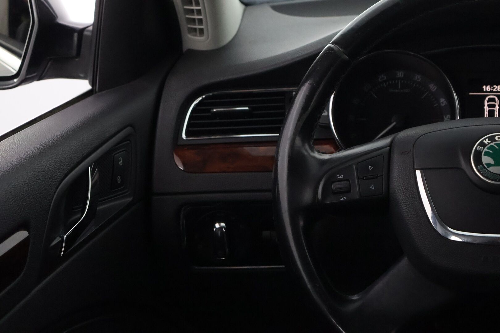 Skoda Superb 2011 Combi 2,0 TDI 140 4x4 Elegance DSG Autom. *MYYDÄÄN HUUTOKAUPAT.COM*