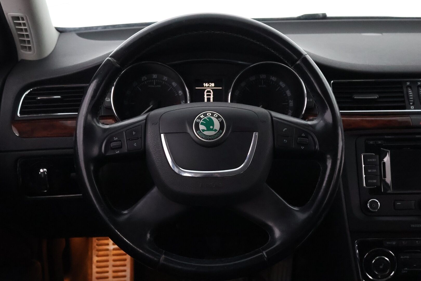 Skoda Superb 2011 Combi 2,0 TDI 140 4x4 Elegance DSG Autom. *MYYDÄÄN HUUTOKAUPAT.COM*