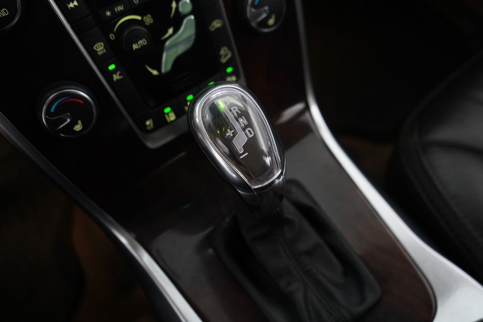 Volvo XC70 2012 D5 AWD Summum aut  *Webasto / ACC / Blis / Koukku / Navi / Kuskin penkki muistilla / Kaistavahti* - Kahdet alumiinivanteet hyvillä Nokia renkailla! / Särmä huoltohistoria ja viimeisin 02/25! / Juuri leimattu!