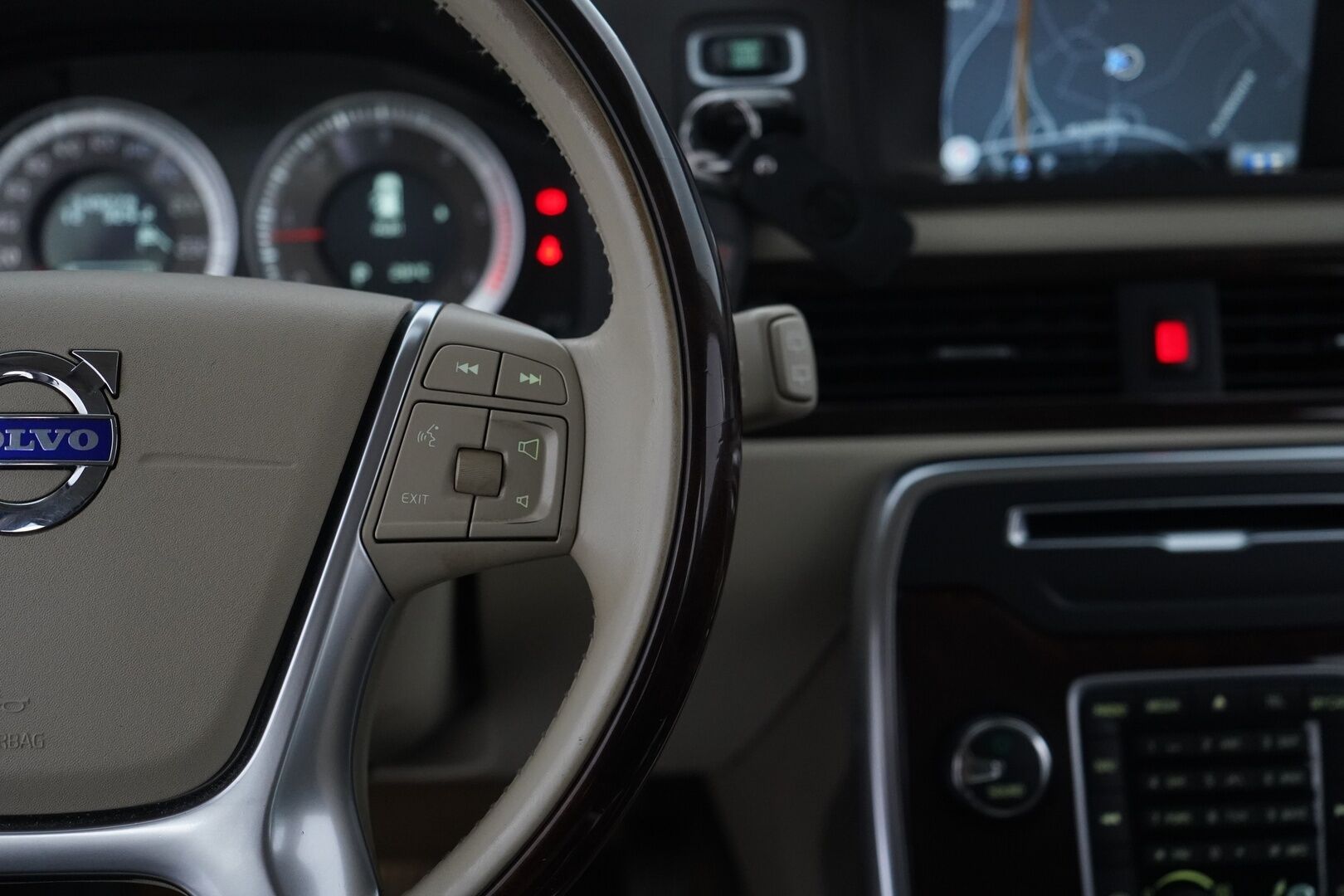 Volvo XC70 2012 D5 AWD Summum aut  *Webasto / ACC / Blis / Koukku / Navi / Kuskin penkki muistilla / Kaistavahti* - Kahdet alumiinivanteet hyvillä Nokia renkailla! / Särmä huoltohistoria ja viimeisin 02/25! / Juuri leimattu!