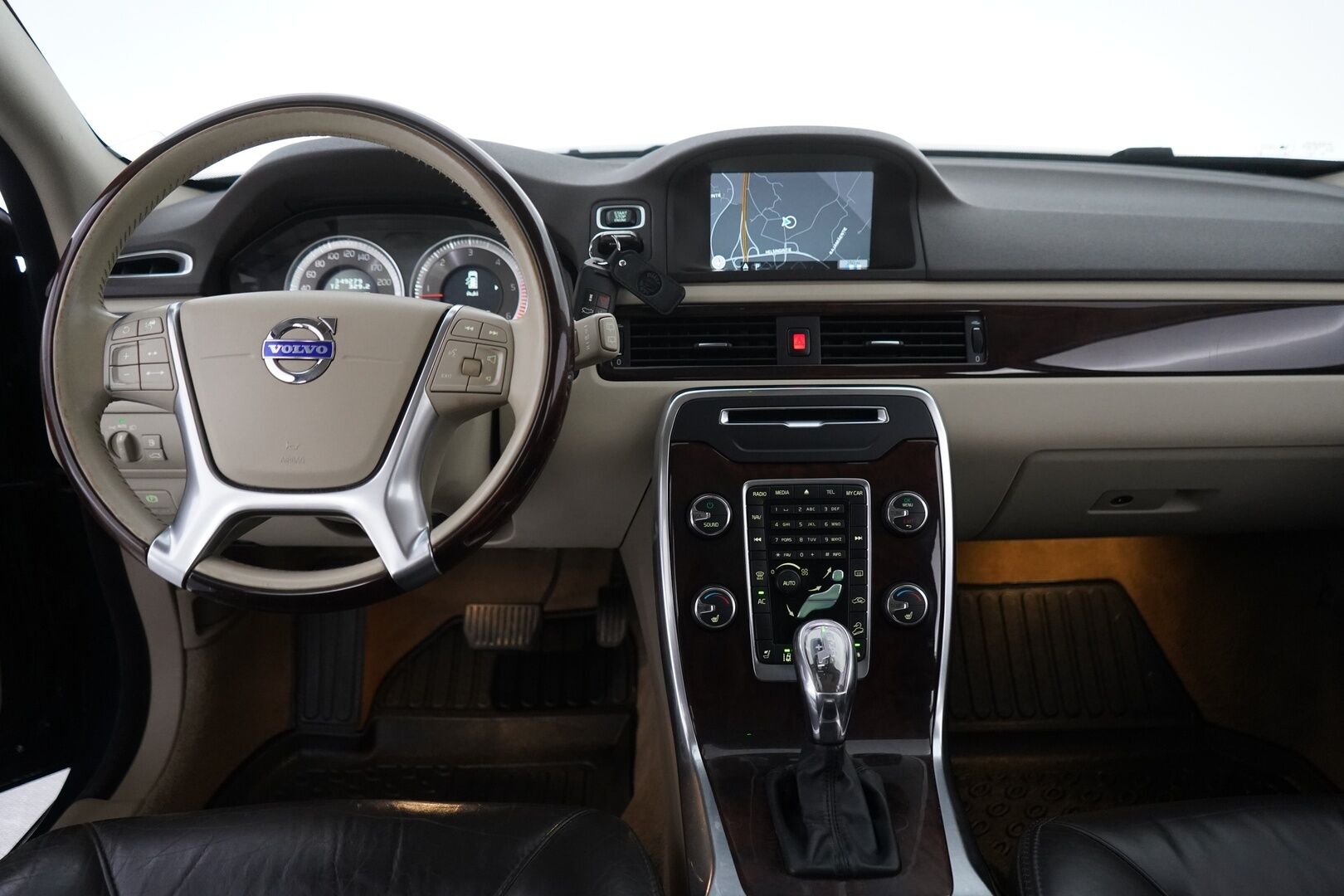 Volvo XC70 2012 D5 AWD Summum aut  *Webasto / ACC / Blis / Koukku / Navi / Kuskin penkki muistilla / Kaistavahti* - Kahdet alumiinivanteet hyvillä Nokia renkailla! / Särmä huoltohistoria ja viimeisin 02/25! / Juuri leimattu!