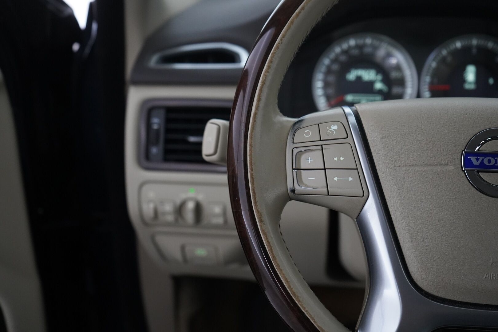 Volvo XC70 2012 D5 AWD Summum aut  *Webasto / ACC / Blis / Koukku / Navi / Kuskin penkki muistilla / Kaistavahti* - Kahdet alumiinivanteet hyvillä Nokia renkailla! / Särmä huoltohistoria ja viimeisin 02/25! / Juuri leimattu!