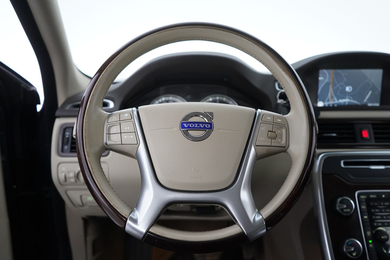 Volvo XC70 2012 D5 AWD Summum aut  *Webasto / ACC / Blis / Koukku / Navi / Kuskin penkki muistilla / Kaistavahti* - Kahdet alumiinivanteet hyvillä Nokia renkailla! / Särmä huoltohistoria ja viimeisin 02/25! / Juuri leimattu!
