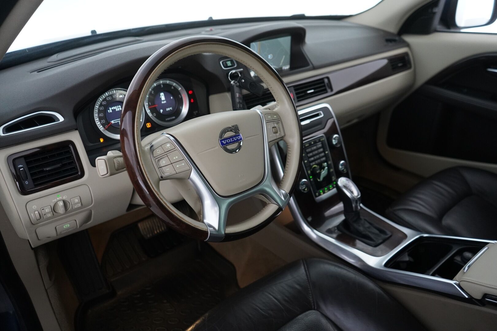 Volvo XC70 2012 D5 AWD Summum aut  *Webasto / ACC / Blis / Koukku / Navi / Kuskin penkki muistilla / Kaistavahti* - Kahdet alumiinivanteet hyvillä Nokia renkailla! / Särmä huoltohistoria ja viimeisin 02/25! / Juuri leimattu!