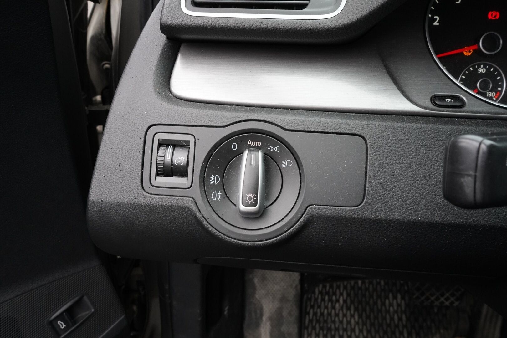 Volkswagen Passat 2013 YritysOutlet - Myydään vain yrityksille - Suomi-auto / Kahdet OEM vanteet / Korjattavaksi / Varaosiksi