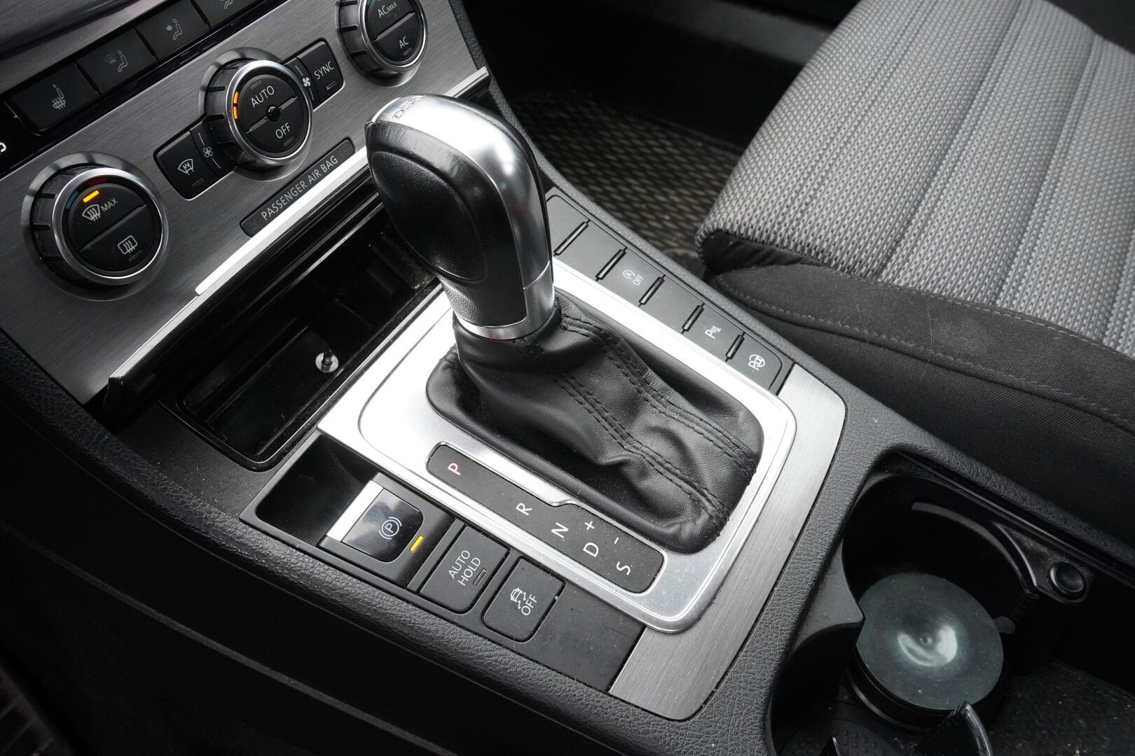 Volkswagen Passat 2013 YritysOutlet - Myydään vain yrityksille - Suomi-auto / Kahdet OEM vanteet / Korjattavaksi / Varaosiksi