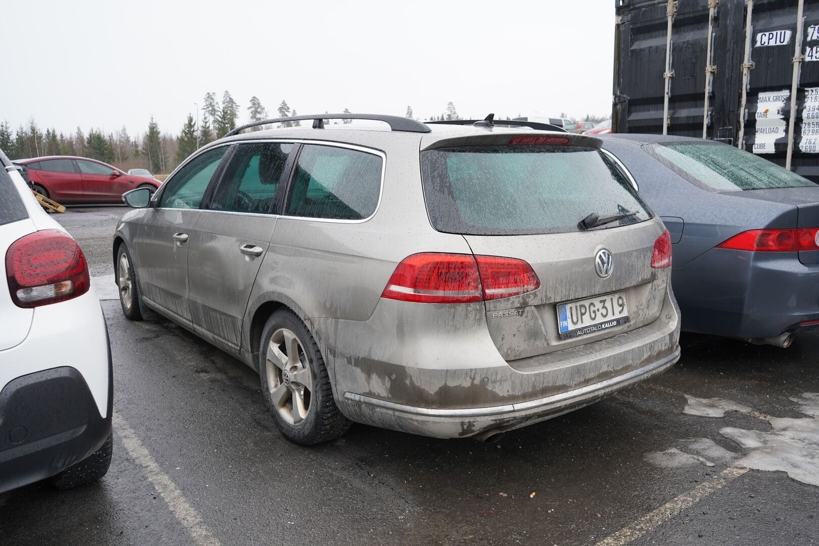 Volkswagen Passat 2013 YritysOutlet - Myydään vain yrityksille - Suomi-auto / Kahdet OEM vanteet / Korjattavaksi / Varaosiksi