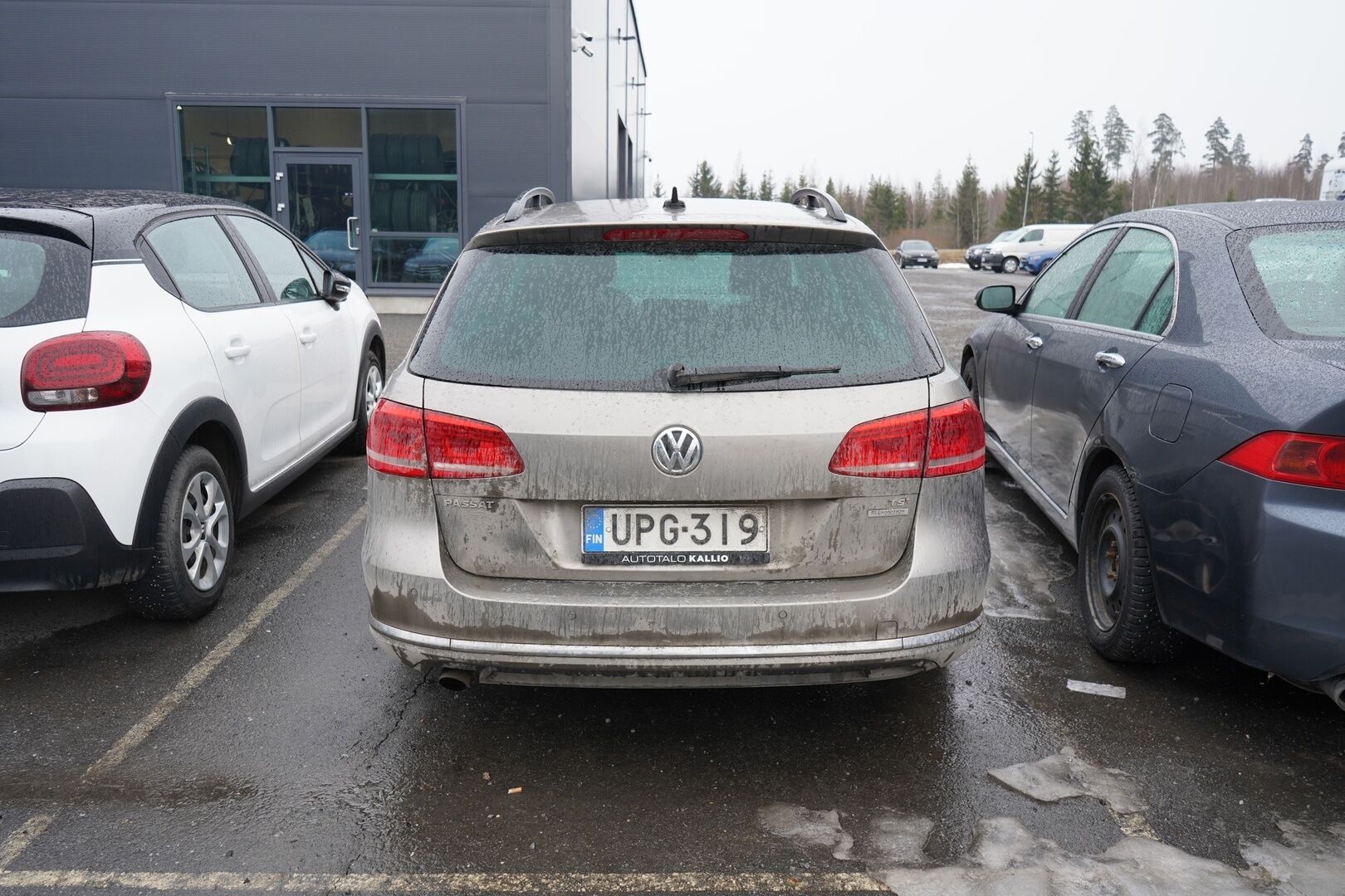 Volkswagen Passat 2013 YritysOutlet - Myydään vain yrityksille - Suomi-auto / Kahdet OEM vanteet / Korjattavaksi / Varaosiksi