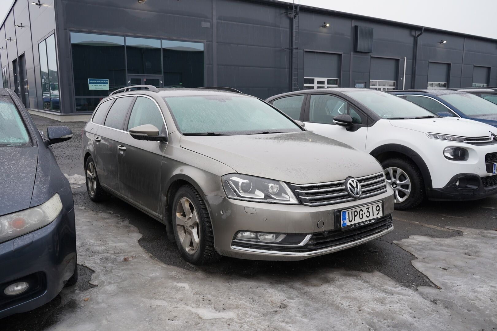 Volkswagen Passat 2013 YritysOutlet - Myydään vain yrityksille - Suomi-auto / Kahdet OEM vanteet / Korjattavaksi / Varaosiksi