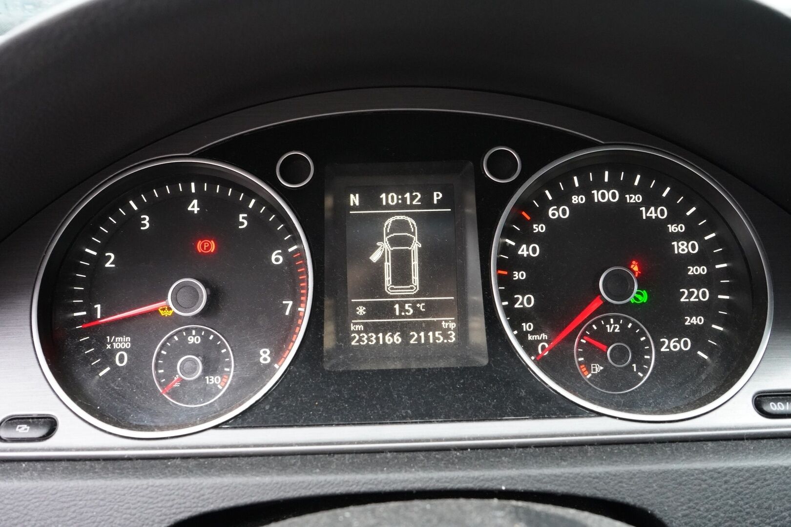 Volkswagen Passat 2013 YritysOutlet - Myydään vain yrityksille - Suomi-auto / Kahdet OEM vanteet / Korjattavaksi / Varaosiksi