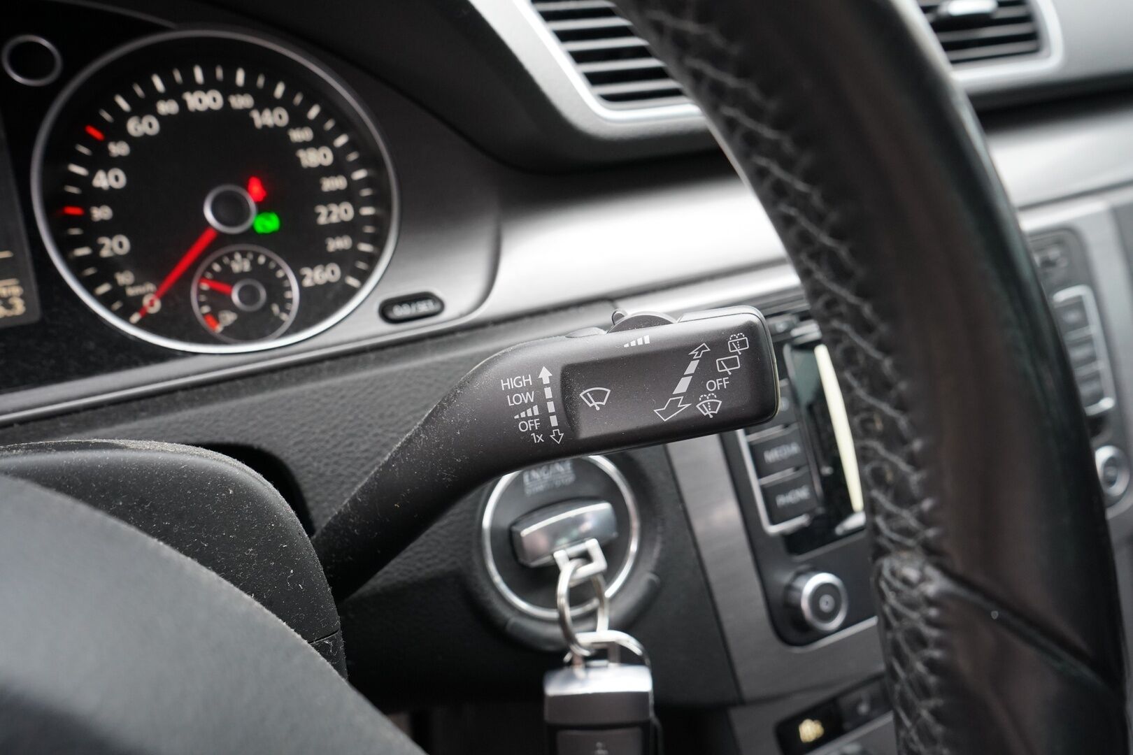 Volkswagen Passat 2013 YritysOutlet - Myydään vain yrityksille - Suomi-auto / Kahdet OEM vanteet / Korjattavaksi / Varaosiksi