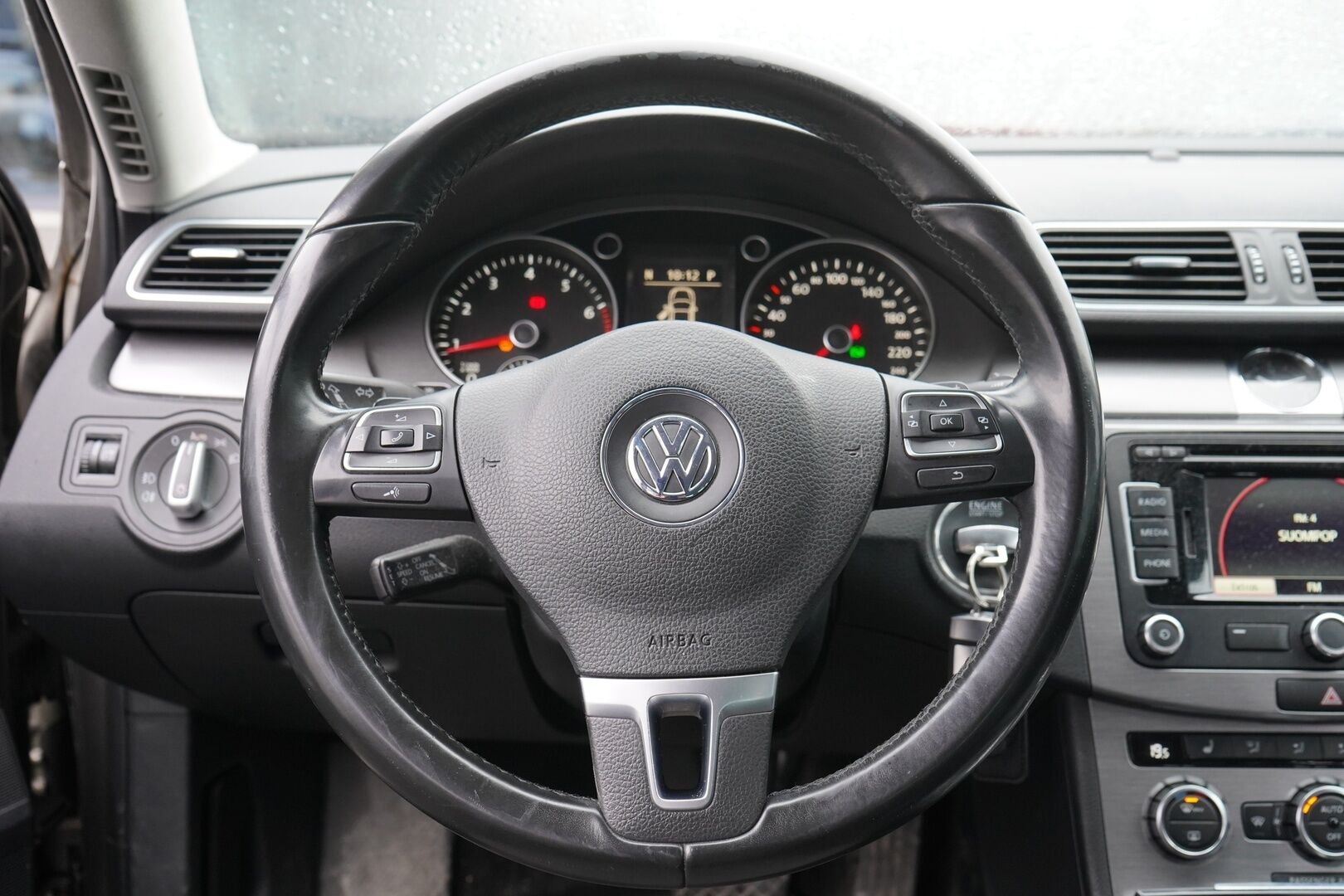 Volkswagen Passat 2013 YritysOutlet - Myydään vain yrityksille - Suomi-auto / Kahdet OEM vanteet / Korjattavaksi / Varaosiksi