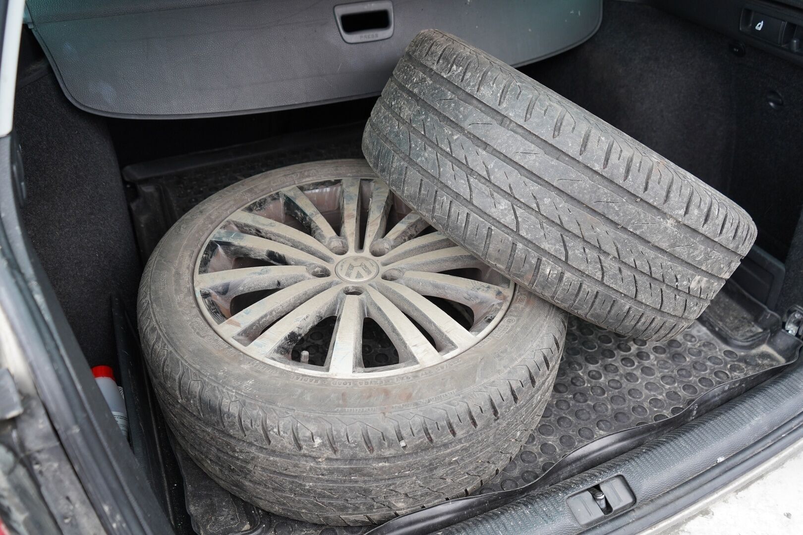 Volkswagen Passat 2013 YritysOutlet - Myydään vain yrityksille - Suomi-auto / Kahdet OEM vanteet / Korjattavaksi / Varaosiksi