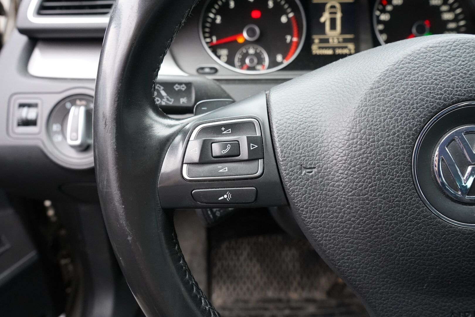 Volkswagen Passat 2013 YritysOutlet - Myydään vain yrityksille - Suomi-auto / Kahdet OEM vanteet / Korjattavaksi / Varaosiksi