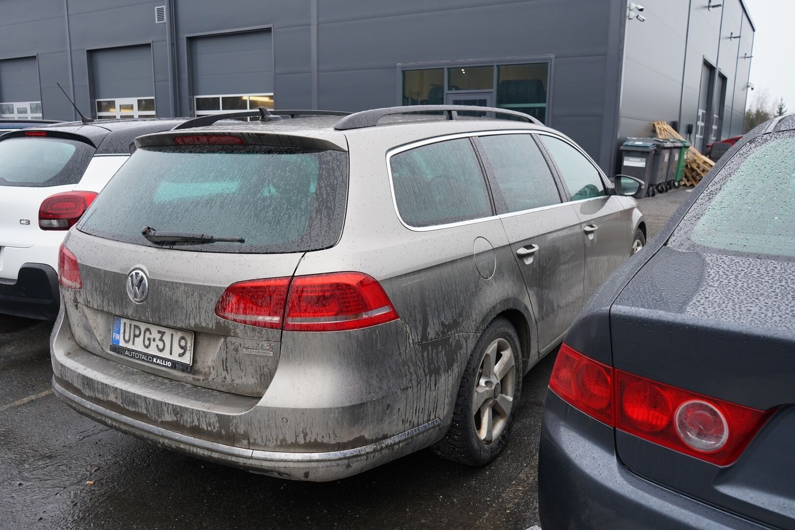 Volkswagen Passat 2013 YritysOutlet - Myydään vain yrityksille - Suomi-auto / Kahdet OEM vanteet / Korjattavaksi / Varaosiksi