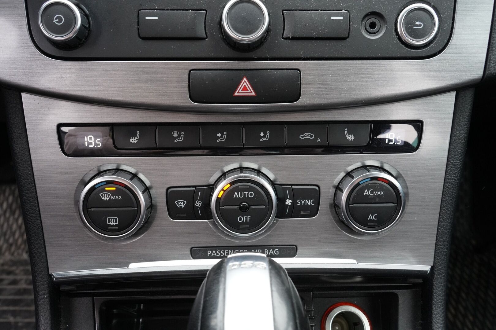 Volkswagen Passat 2013 YritysOutlet - Myydään vain yrityksille - Suomi-auto / Kahdet OEM vanteet / Korjattavaksi / Varaosiksi