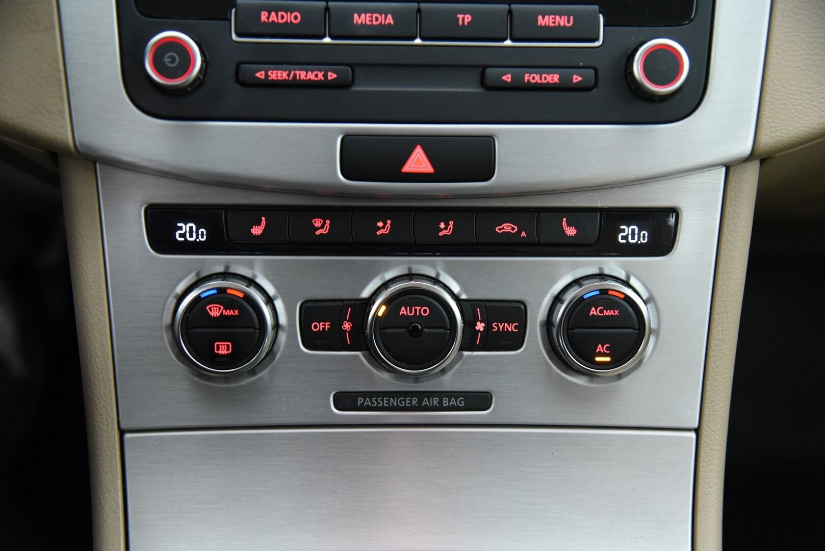 Volkswagen Passat 2011 Sedan Highline 1,4 TSI MultiFuel 118 kW (160 hv) DSG-automaatti /  YritysOutlet - Myydään vain yrityksille - Tämä auto myydään YritysOutlet -valikoimasta vain yritykselle - Osta nyt, maksa vasta ensi vuonna