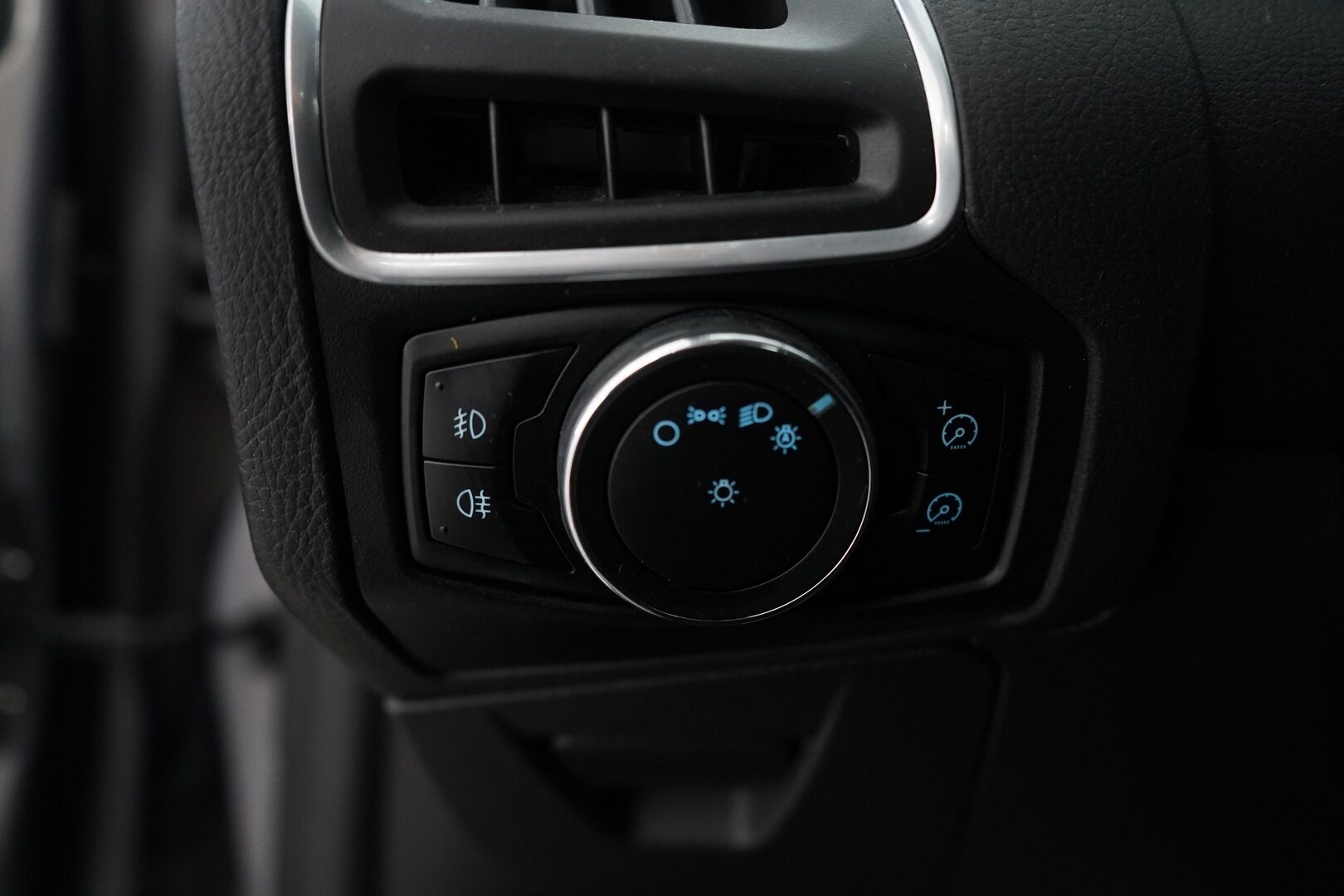 Ford Focus 2012 * MYYDÄÄN HUUTOKAUPAT.COM *