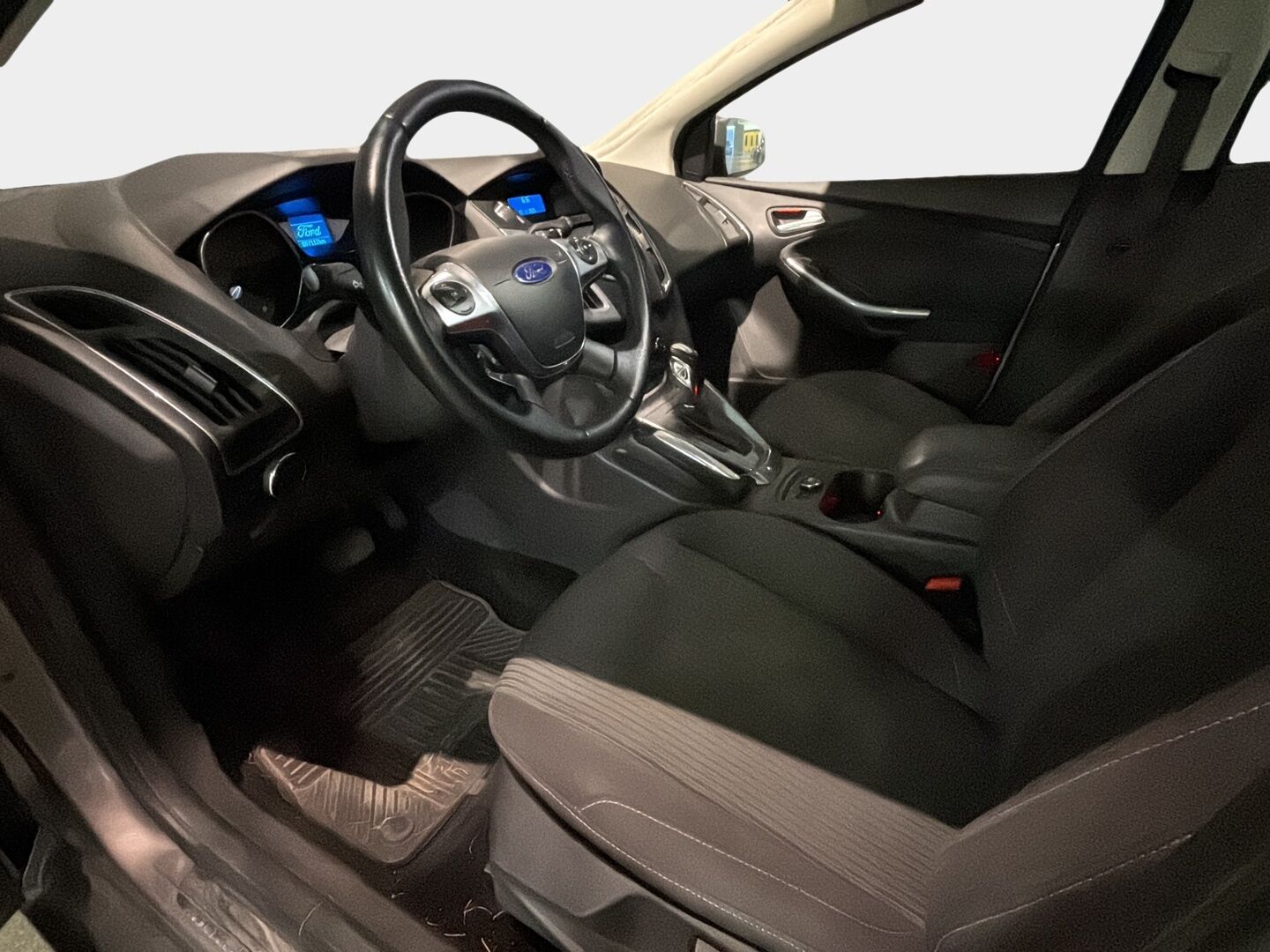 Ford Focus 2012 1,6 125 hv PowerShift Titanium A6 Wagon *Suomi-auto /Lämpölasi / Lohko+sis.p / P.tutka / Vakkari * - Juuri huollettu ja todella kattavalla huoltohistorialla / Uudehkot Nokialaiset nastat / Metalliväri