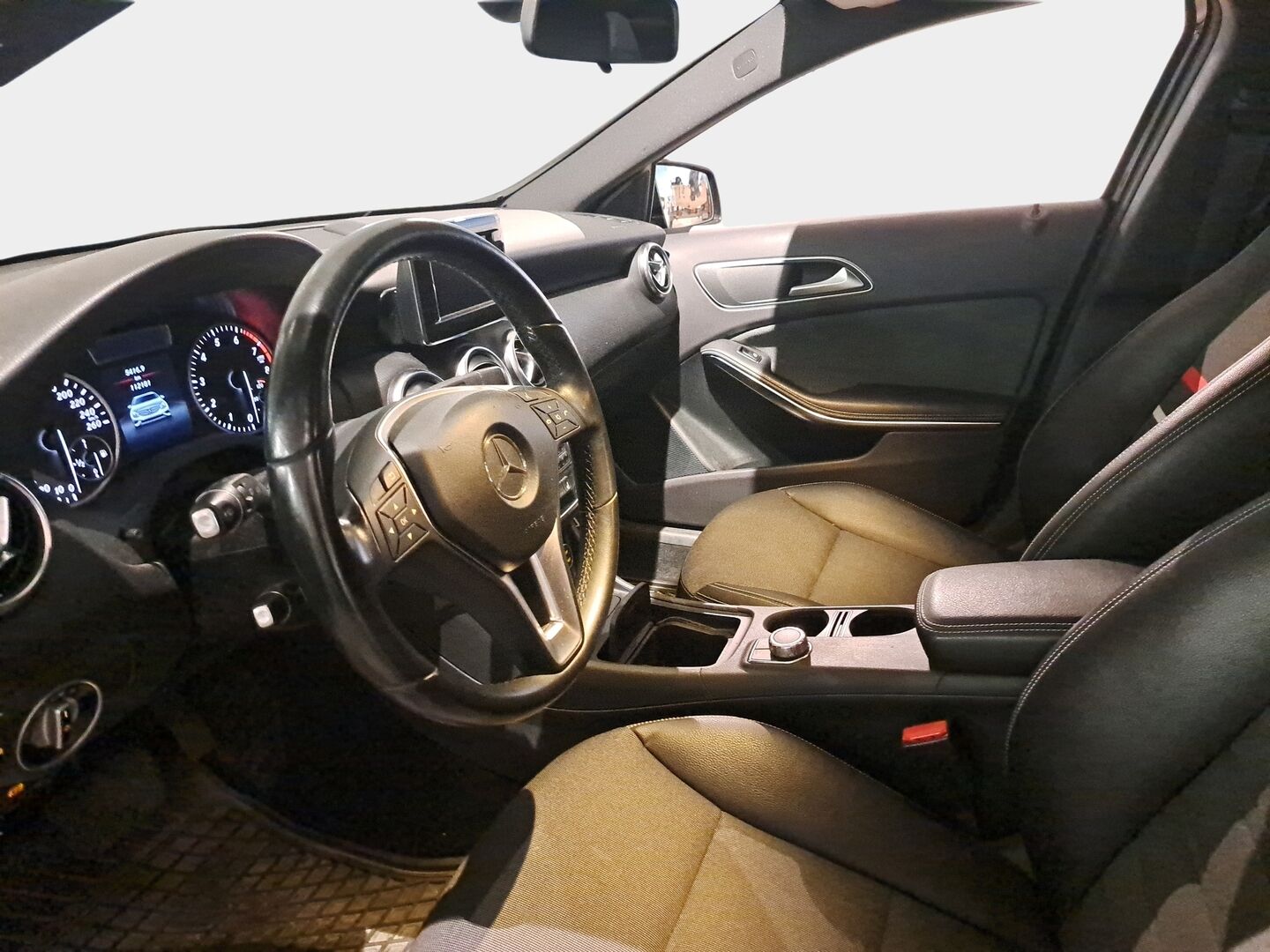 Mercedes-Benz A 2015 180 BE A Premium Business *Vakkari / Lohko / P-Kamera / Suomi-auto!* - Taloudellinen / Suomi-auto / Kahdet hyvät renkaat! 