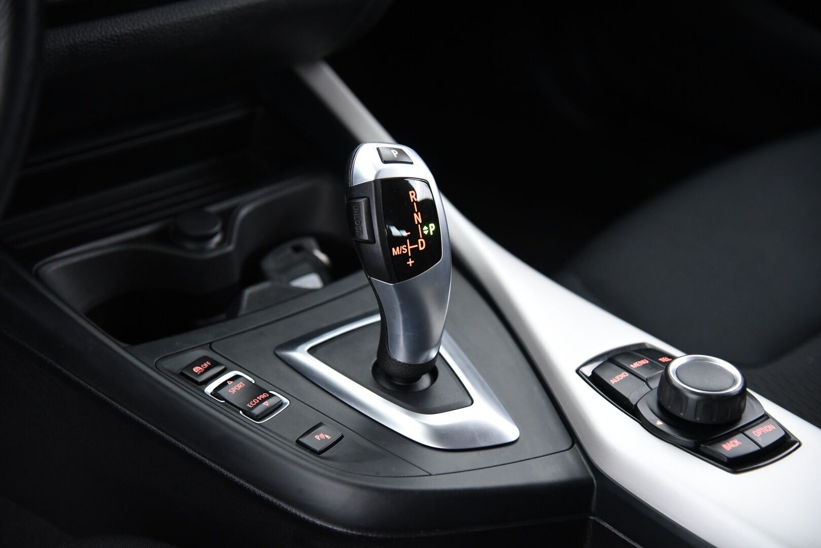 BMW 116 2014 F20 Hatchback 116d TwinPower Turbo A Business Automatic - Suomi-Auto / Xenon / Vakkari / 2x Renkaat Aluvantein / Tosi siisti! 