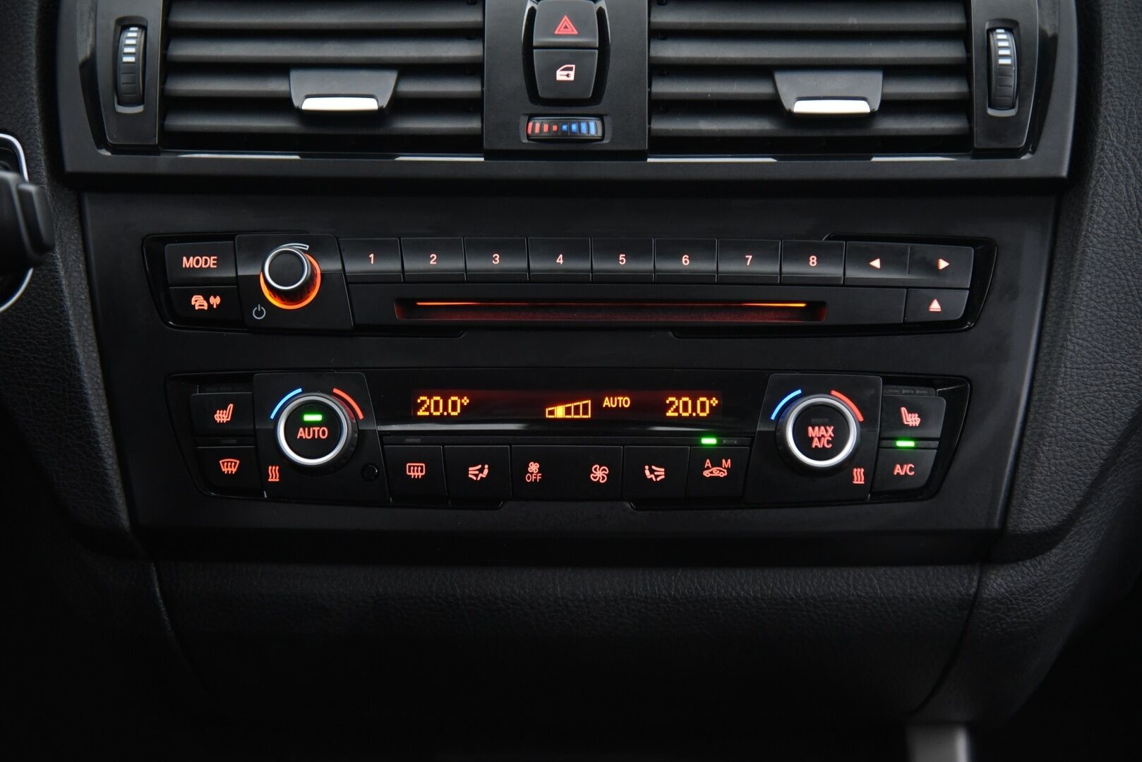 BMW 116 2014 F20 Hatchback 116d TwinPower Turbo A Business Automatic - Suomi-Auto / Xenon / Vakkari / 2x Renkaat Aluvantein / Tosi siisti! 